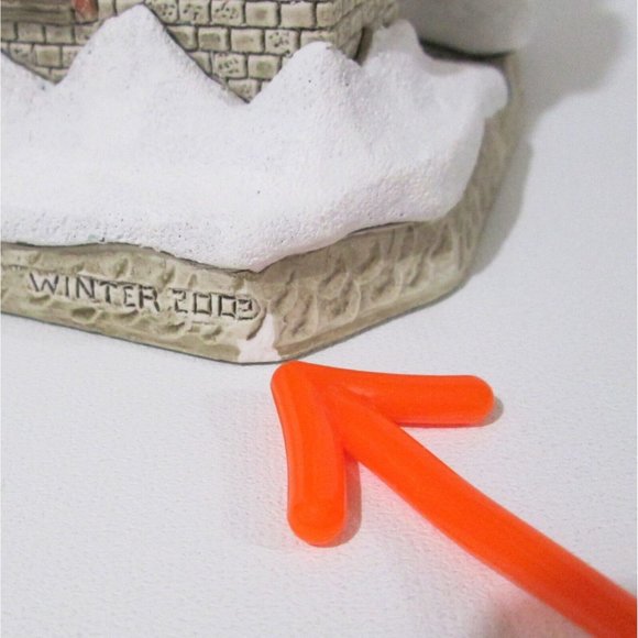 David Winter Oliver Twist Collection Fagins Hideout House 2003 Has Flaws - Picture 9 of 12